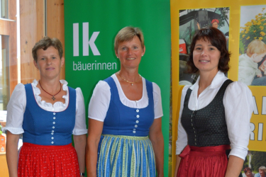 Rieder Teilnehmerinnen mit Vorsitzender Stieglmayr.jpg